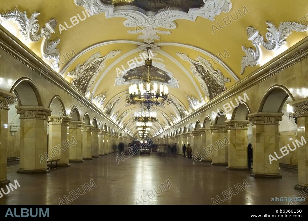 Moskau (Rußland), Metro (Moskauer U-Bahn, erbaut ab 1931; Arch.: W.Gelfreich, I.Fomin, A.Stschussew u.a.)-Innenansicht der Metro-Station Komsomolskaya (eröffnet am 30.1.1951).-Foto, 2005 (Konstantin Kokoschkin).