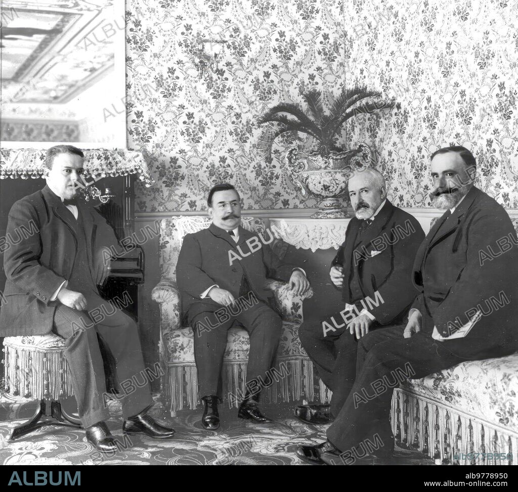 17 enero 1908. Madrid. Los Representantes del ayuntamiento y la diputación provincial de Barcelona, en sus Habitaciones del hotel de Paris. De izquierda A Derecha: don José Parés Arboix, secretario de la Diputación; Don E. Prat de la Riba, Presidente; Don domingo Juan Sanllehy, Alcalde, y don José Gómez del Castillo, secretario del municipio.