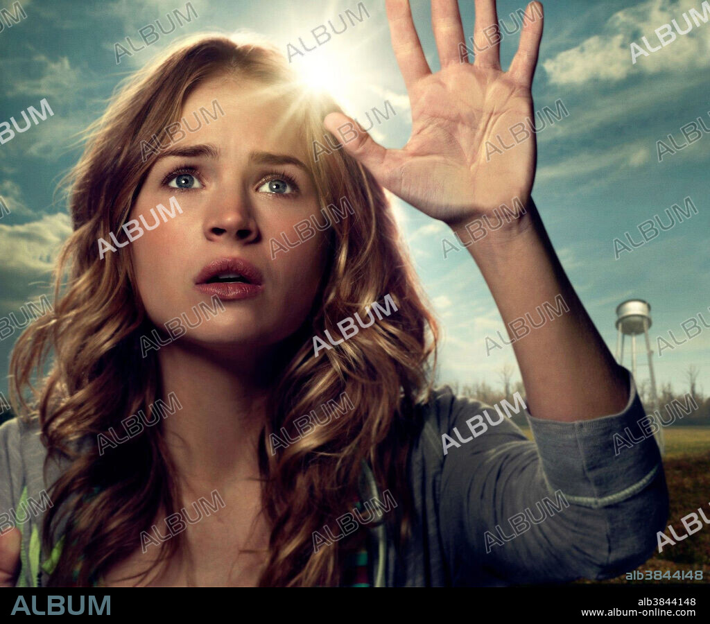 BRITT ROBERTSON en LA CUPULA, 2013 (UNDER THE DOME). Copyright CBS TELEVISION.