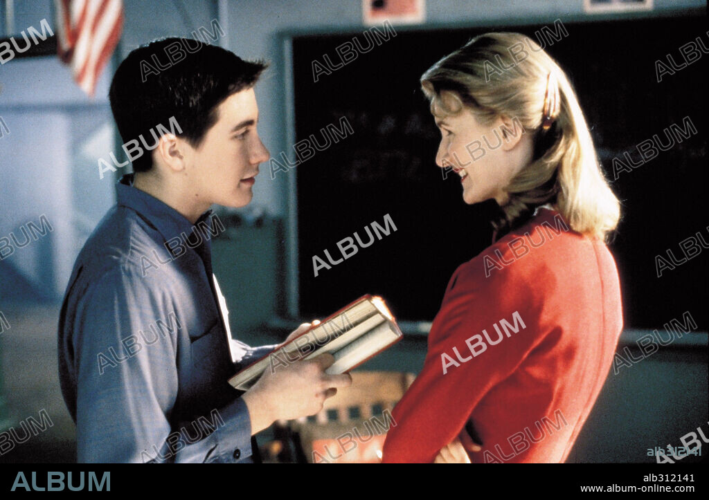 JAKE GYLLENHAAL and LAURA DERN in OCTOBER SKY, 1999, directed by JOE JOHNSTON. Copyright UNIVERSAL PICTURES / NEWCOMB, DEANA.