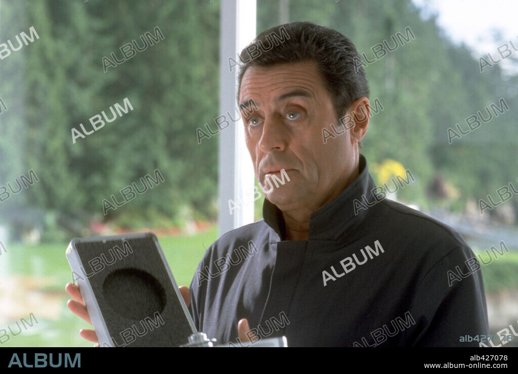 IAN McSHANE in AGENT CODY BANKS, 2003, directed by HARALD ZWART. Copyright METRO GOLDWYN MAYER.