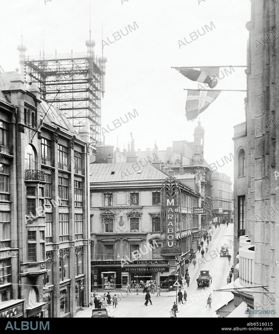 STOCKHOLM 1926-01-01. Sidenhuset och Hamngatsbacken från NK huset. Vid hörnan syns Marabous omtalade ljusreklamskylt. I bakgrunden Telefontornet.. Fotograf okänd / Foto: TT / Kod 1900.