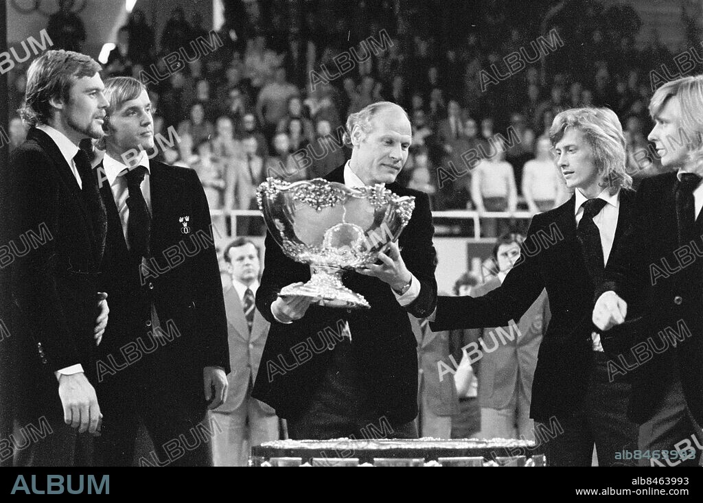 STOCKHOLM 1975-12-21 - Svenska Davis Cup-laget med trofén i Kungliga Tennishallen 1975.. Ledaren Lennart Bergelin (mitten) tillsammans med laget. Fr.v. Ove Bengtson, Birger Andersson, Rolf Norberg och Björn Borg. Foto: Jan Collsiöö Code: 1001. COPYRIGHT SCANPIX SWEDEN.