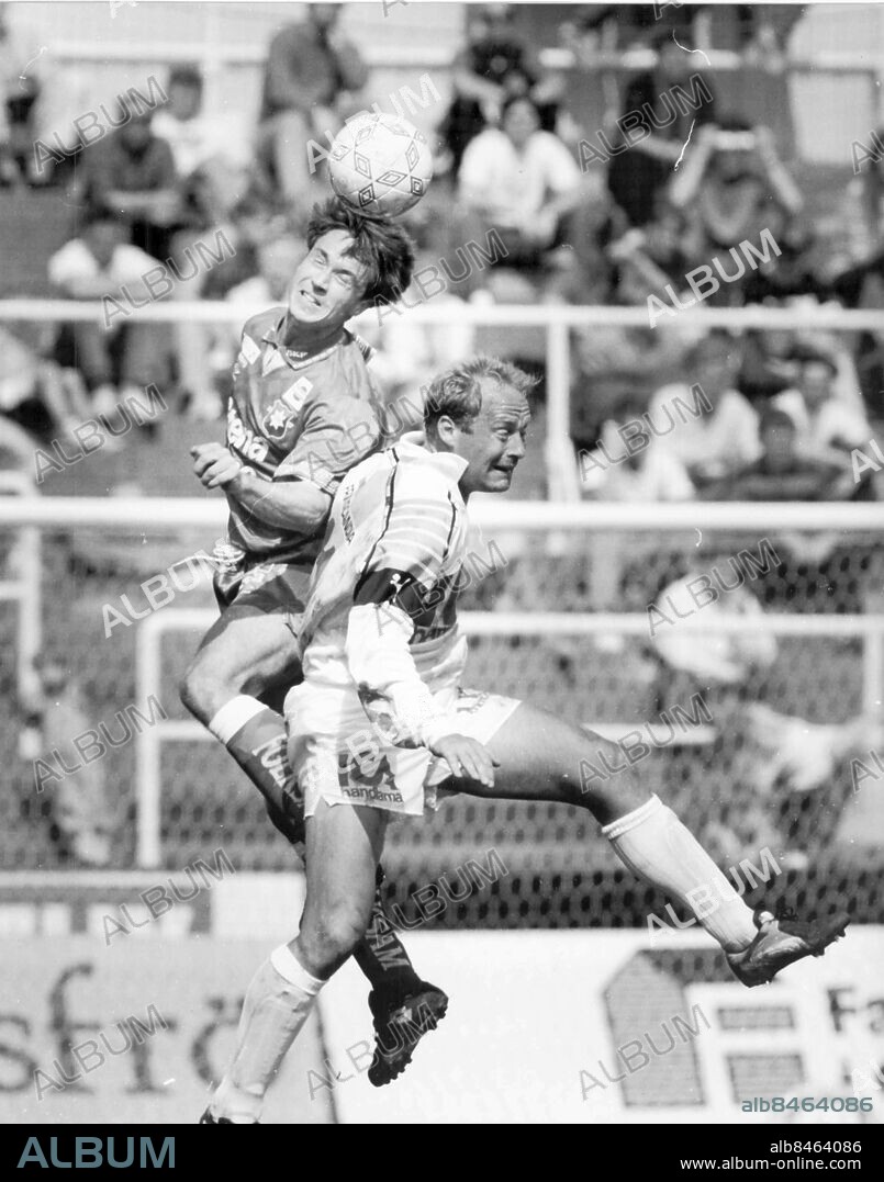 Göteborg 1993 - Mats Magnusson - till höger - i nickduell med en Örgrytespelare - *** Local Caption *** GP Foto: Thore Leykauff. KAMERAREPORTAGE.