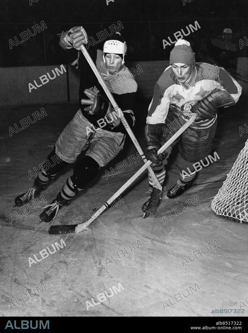 ARKIV CA 1961. AIK:s forward Anders "Ankan" Parmström (tv) i kamp med Leksands Sigge Bröms (th) i en match i högsta serien division 1 norra troligen 1961.. Foto: Olle Seijbold / DN / SCANPIX / Kod: 51. **SvD OUT**.