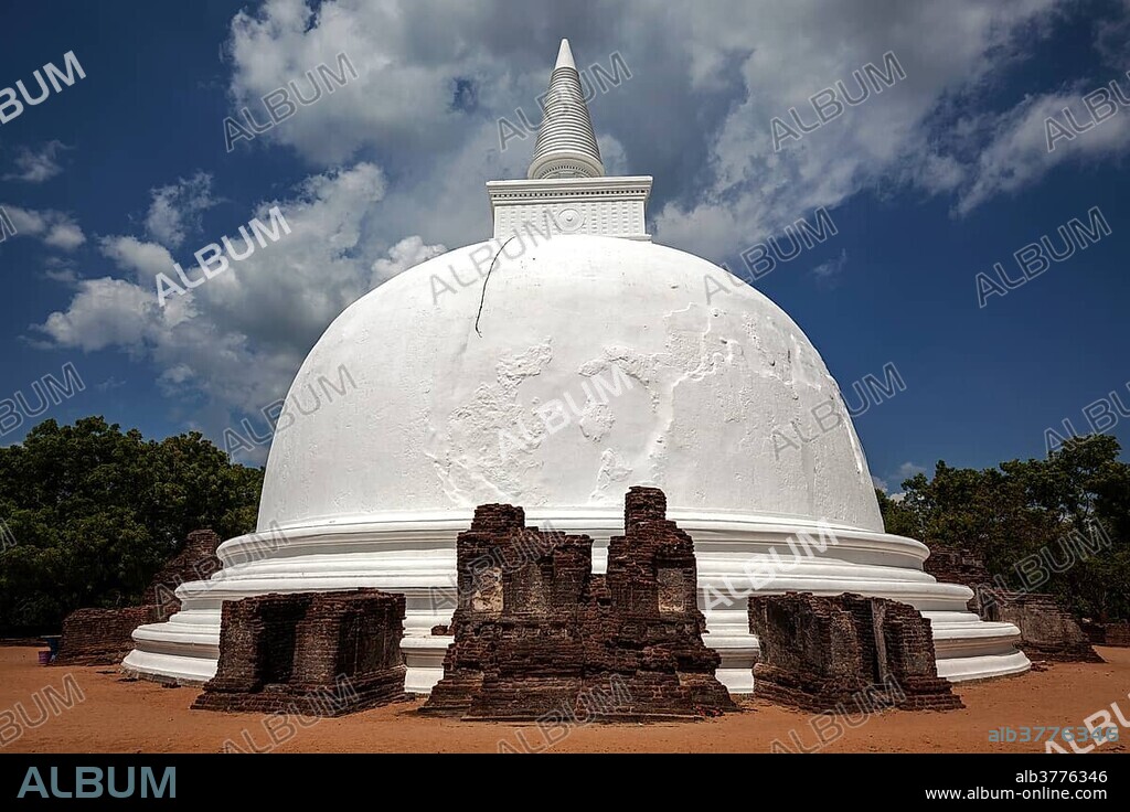 Stupa, dagoba, Kiri Vihara, Sacred City, Polonnaruwa, North Central Province, Sri Lanka, Asia.