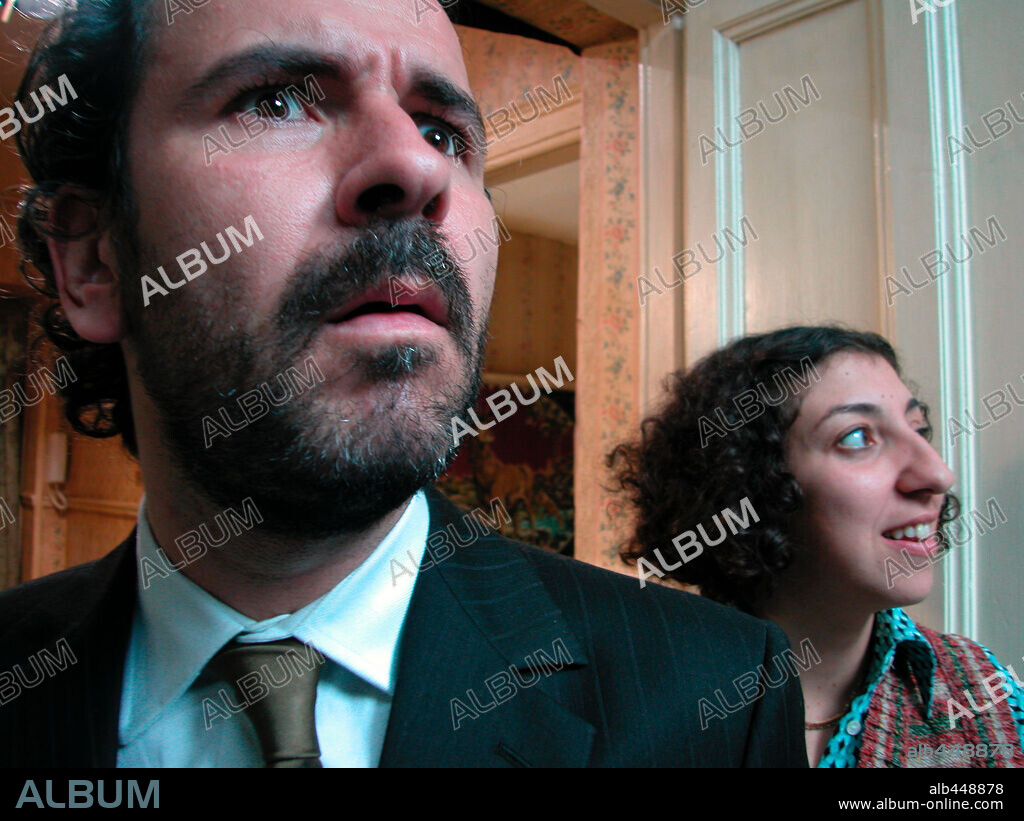 GUILLERMO TOLEDO y MONICA CERVERA en CRIMEN FERPECTO, 2004, dirigida por ALEX DE LA IGLESIA. Copyright PANICO FILMS.
