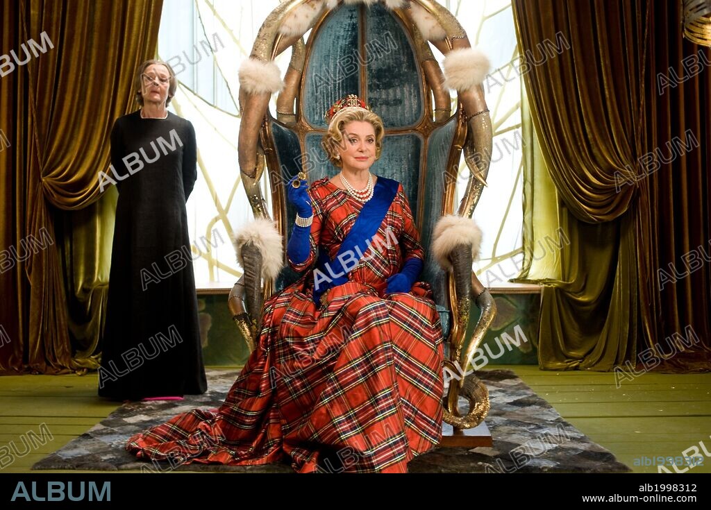 CATHERINE DENEUVE in ASTERIX ET OBELIX: GOD SAVE BRITANNIA, 2012, unter der Regie von LAURENT TIRARD. Copyright FIDELITE FILMS.