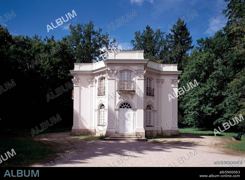 München (Bayern), Park von Schloß Nymphenburg, Pagodenburg. (erbaut unter Kurfürst Max Emanuel 1716-19; Architekt: Joseph Effner). Außenansicht. Foto (Florian Monheim).