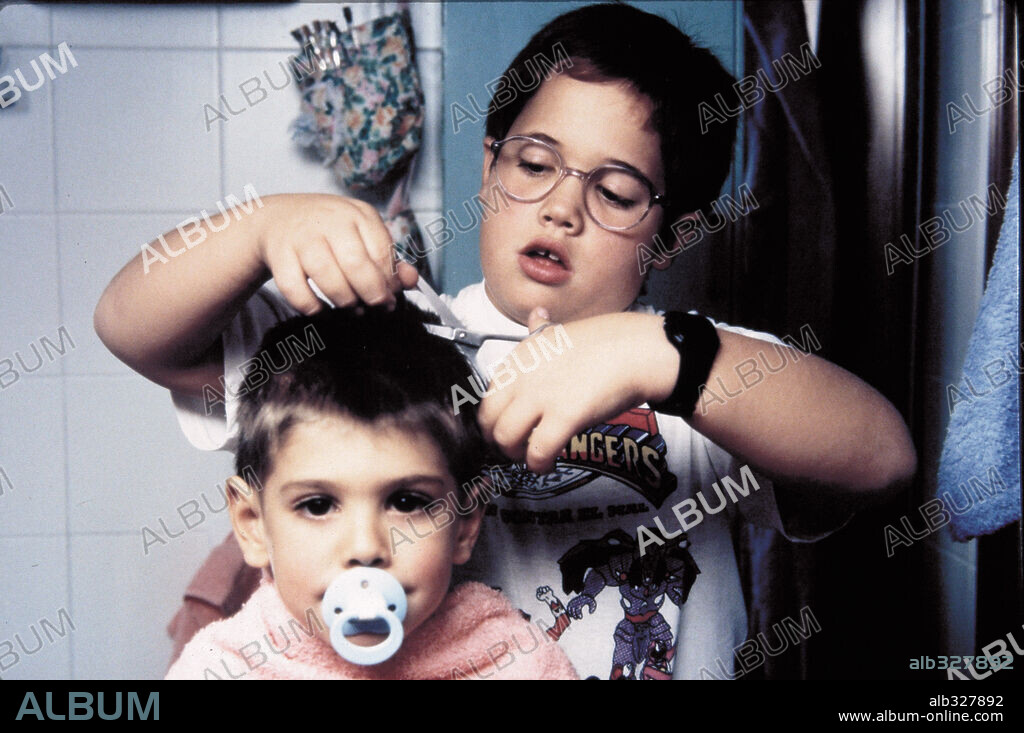 ALEJANDRO MARTINEZ y DAVID SANCHEZ DEL REY en MANOLITO GAFOTAS, 1999, dirigida por MIGUEL ALBALADEJO. Copyright CASTELAO PRODUCTIONS.