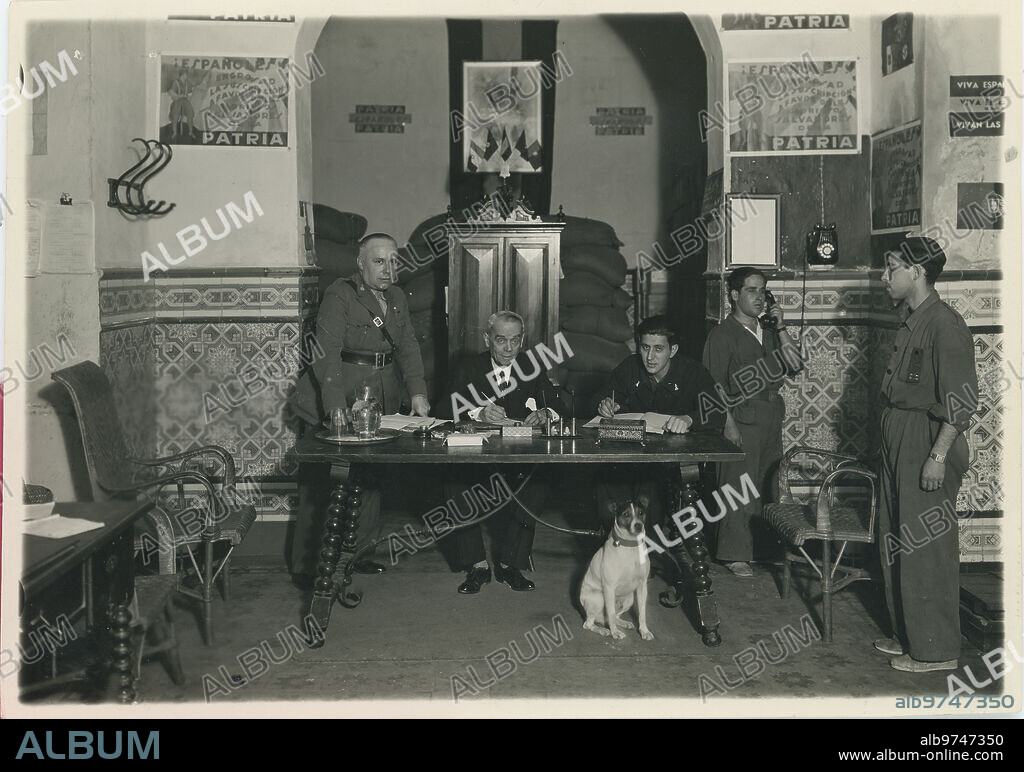 Sevilla, 18/07/1936. Guerra Civil Española. Dirección del depósito de donativos. De izquierda a derecha: el capitán don Joaquín González de la Peña, el teniente honorífico don Francisco Ruiz Martínez, y el abogado don Emilio Senra Puntioso, más tarde notario de Bollullos.