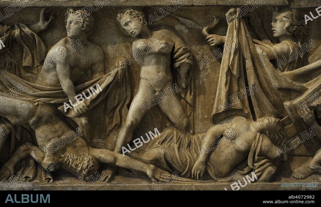 Sarcófago de la Orestíada. Relieves con la representación de la venganza de Orestes: la muerte de Clitemnestra y Egisto, la llegada a Delfos y al tribunal del Areópago, donde será absuelto. Detalle. Mediados del siglo II. Mármol. Procedente de Husillos (provincia de Palencia). Museo Arqueológico Nacional. Madrid. España.