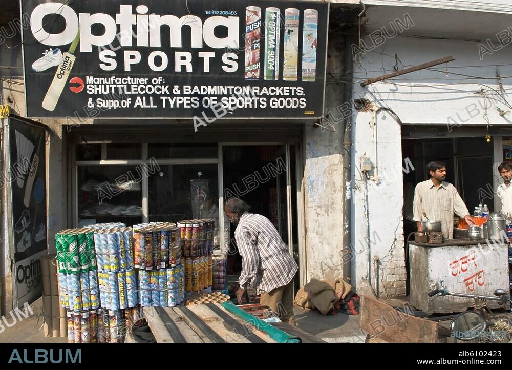 Sport / Sportgeräte.-In Jalandhar (Punjab, Indien): Sportartikelgeschäft in Jalandhar (Zentrum der Sportartikelindustrie).-Foto, 21.11.2007.