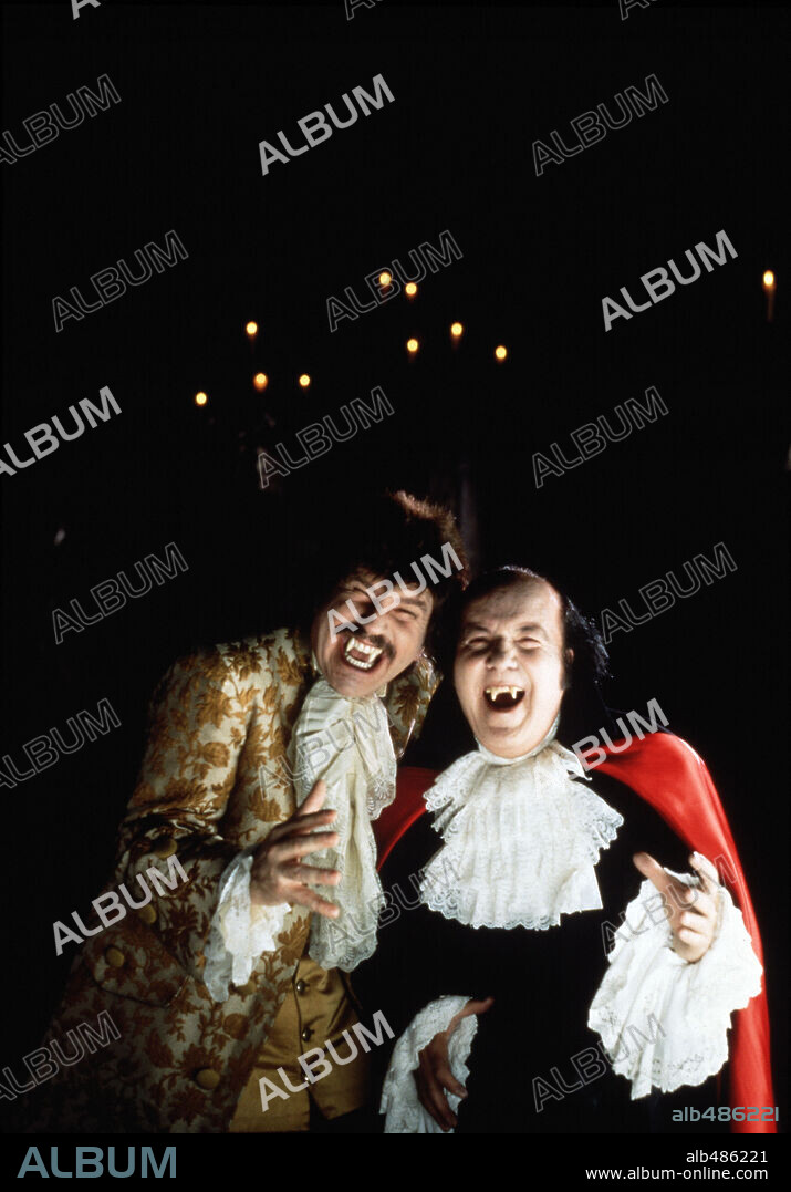 BIGOTE ARROCET, CHIQUITO DE LA CALZADA y DRACULA. BIGOTE ARROCET y CHIQUITO DE LA CALZADA en BRACULA, CONDEMOR II, 1997, dirigida por ALVARO SAENZ DE HEREDIA. Copyright P.A.S.H. FILMS.