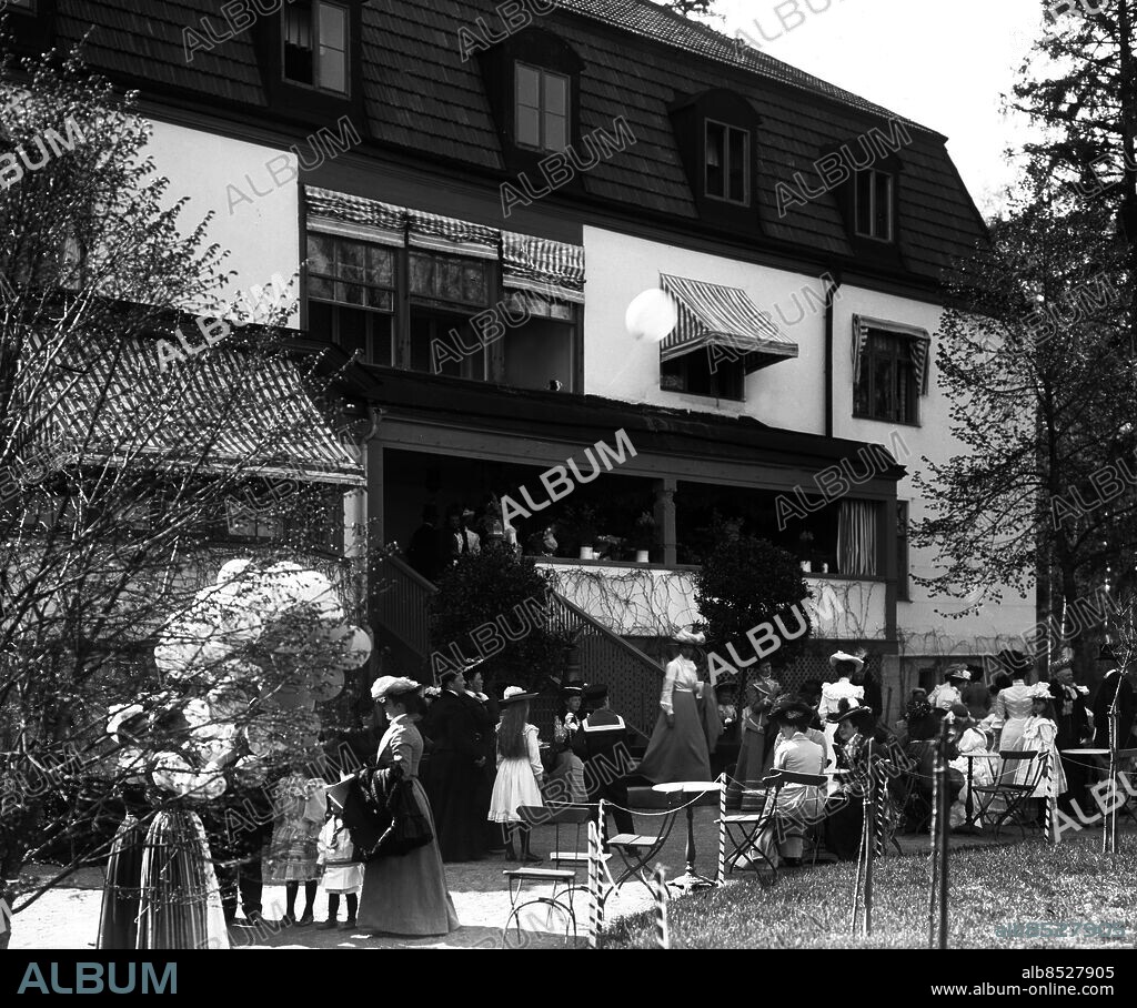 ARKIV 1900 (Omkring) Prins Carl, son till Oscar II och drottning Sofia, bjuder på gardenparty utanför villa Parkudden på Djurgården i Stockholm.. Prince Carl, son of Oscar II, with friends at a gardenparty outside his Villa Parkudden at Djurgården.. Foto: TT / Kod 1900.