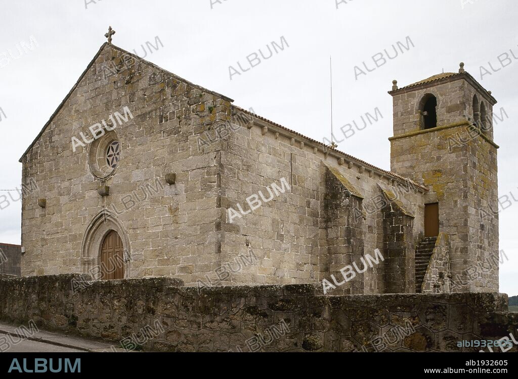 ARTE GOTICO. ESPAÑA. IGLESIA DE SANTA MARIA DE LA ATALAYA. Construída entre finales del siglo XIV y principios del XV por orden de Doña Juana de Castro y Lara, en estilo gótico marinero. Vista del exterior. PONTECESO. Provincia de A Coruña. Galicia.