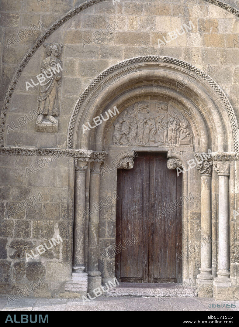 MAESTRO ESTEBAN (S. XII). EXTERIOR - PUERTA DEL PERDON DE LOS PEREGRINOS - SIGLO XII - ROMANICO LEONES.
