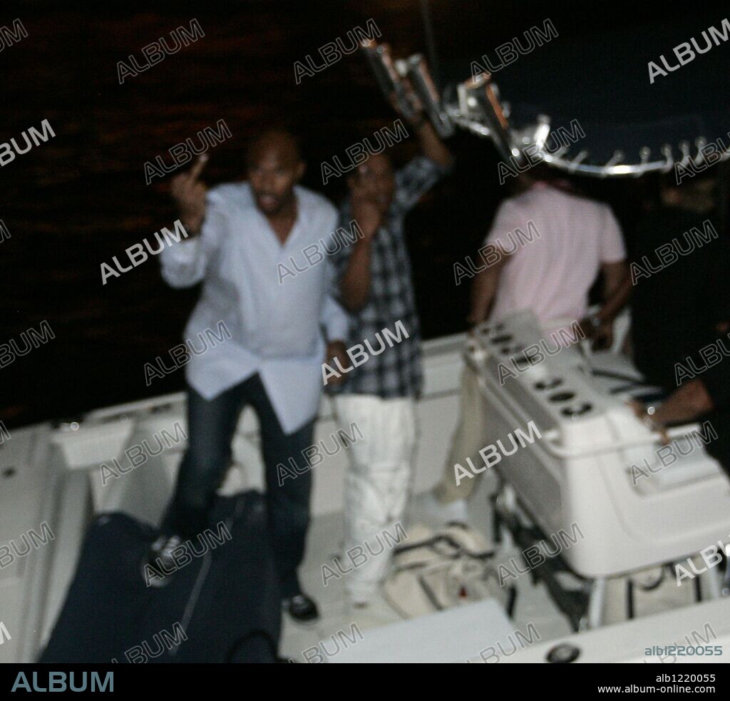 JAY Z und Julius. Aug 19, 2009 - Dubrovnik, Croatia - JAY-Z and his bodyguard JULIUS (L) give photographers the finger as they board a dingy to get them back to their yacht in Dubrovnik, Croatia. Beyonce and Jay-Z were about 200 yards from an exclusive restaurant called Gil's in Dubrovnik, Croatia where they visited on their yacht called 'Va bene,' owned by singer E Clapton. The bodyguard got physical twice with photographers, first grabbing a photographer by the neck on the way into the restaurant and then later kicking a videographer and breaking the light off from his camera. The videographer fought back, throwing his tripod at Julius. The bodyguard responded by throwing the tripod into the sea. The videographer, Dragan Banovic, owner of Dubrovnik TV, filed a police report. The incident happened at 1:30am. Beyonce, Jay-Z the bodyguard and the yacht were all gone by the time the sun came up. 19/08/2009