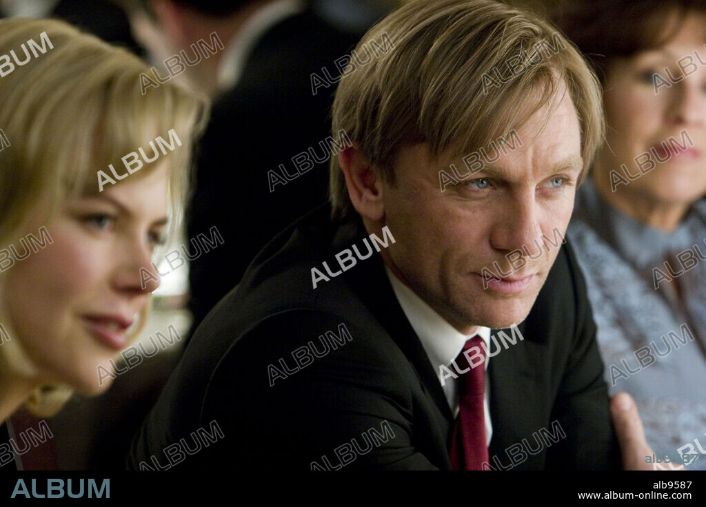 DANIEL CRAIG y NICOLE KIDMAN en INVASION, 2007 (THE INVASION), dirigida por OLIVER HIRSCHBIEGEL. Copyright OLIVER PICTURES INC/VILLAGE ROADSHOW PICTURES/VERTIGO ENTERT / SOREL, PETER.