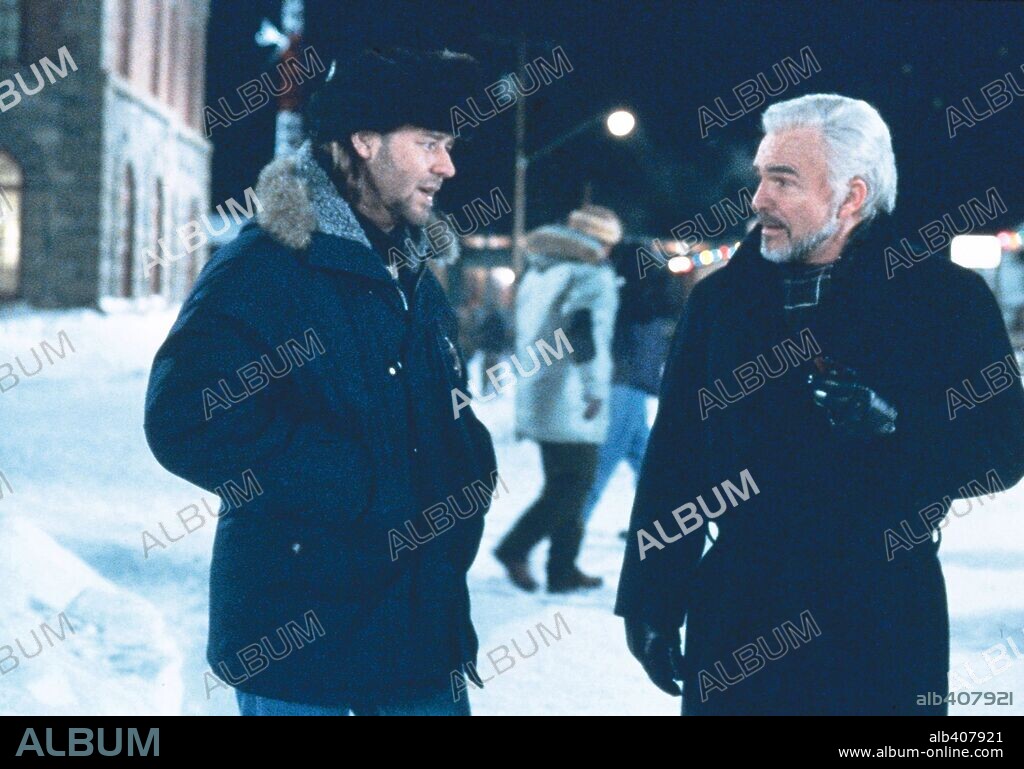 BURT REYNOLDS and RUSSELL CROWE in MYSTERY, ALASKA, 1999, directed by JAY ROACH. Copyright HOLLYWOOD PICTURES / Cortesía.