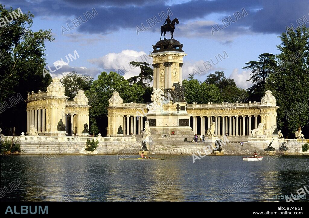 Parque del/Retiro Park; grosse Lache und Alfonso XII pavillion und
Statue.