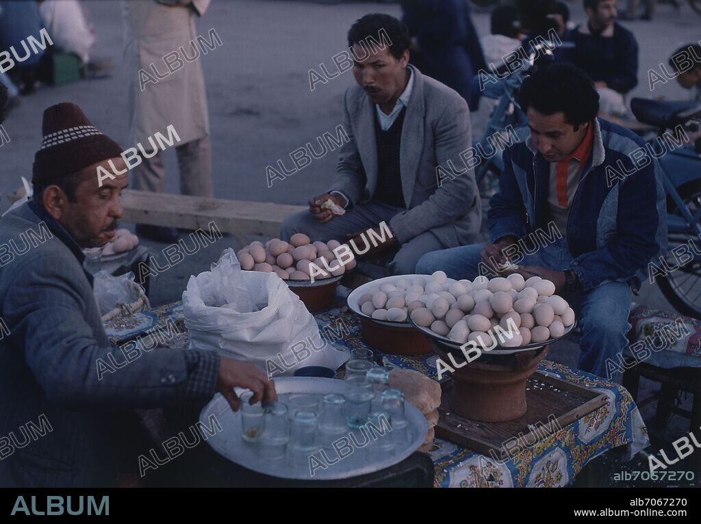 VENDEDOR DE HUEVOS EN LA PLAZA DE JEMAA EL FNA.