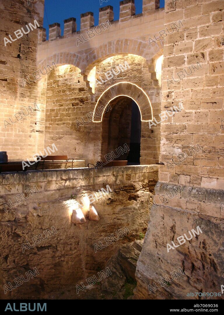 FOSO PUENTE Y PUERTA DE SAN SEBASTIAN DE LA MURALLA DE ALCUDIA COMENZADA A CONSTRUIRSE EN EL SIGLO XIII Y CONCLUIDA A MITAD DEL SIGLO XIV.