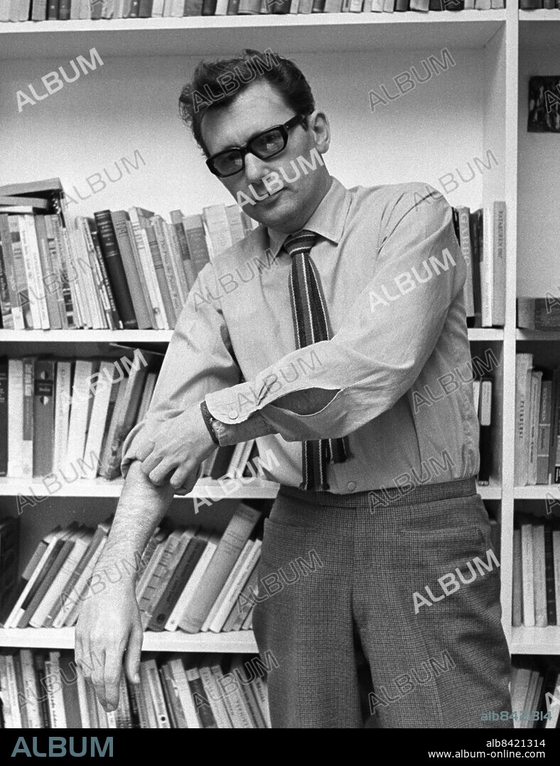 ARKIV 19691013. Journalisten och programledaren Ulf Thorén kavlar upp ärmarna.. Foto: Arne Schweitz / SCANPIX / Kod: 1049. ** AFTONBLADET OUT **.