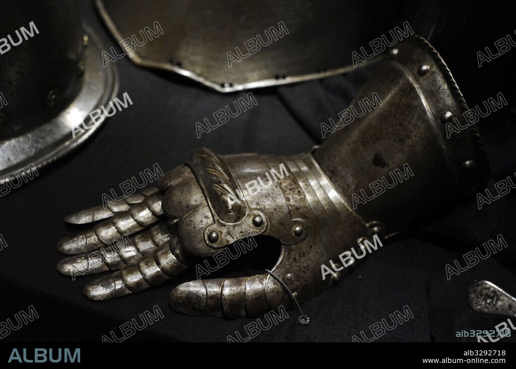 Distintas partes de armaduras y armas: pectoral, casco, guante, lanza partesana y estoque. Castillo de la ciudad de Malmo. Museo de la ciudad (Stadsmuseet). Castillo de Malmo. Suecia.