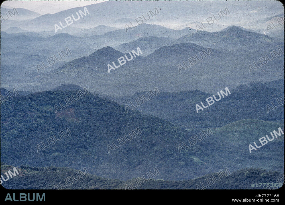 Westghats (Gebirgszug am Westrand des Dekkan, Indien). - Landschaftsbild des Westghats im Bundestaat Kerala (Süd-Indien) während der Monsunszeit. - Foto, Sommer 2009.
