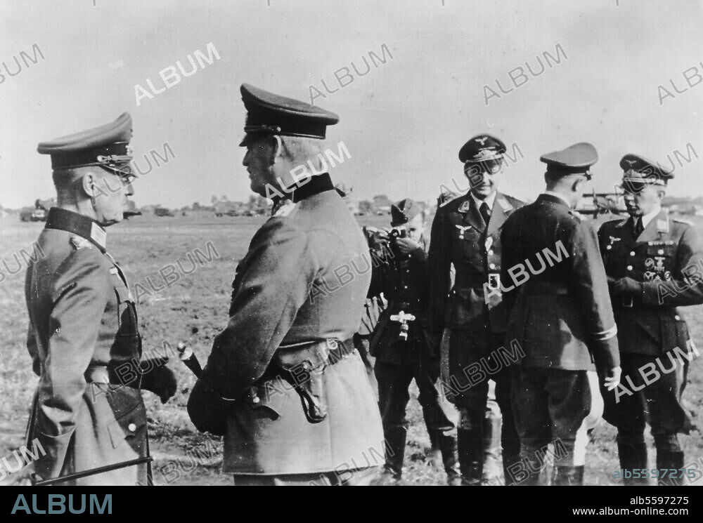 Keitel, Wilhelm Generalfeldmarschall (1935-38 Leiter des Wehrmachtsamts, 1938-45 Chef des Oberkommandos der Wehrmacht); 1882-1946. - Generalfeldmarschall Gerd von Rundstedt (links) und Generalfeldmarschall Wilhelm Keitel im Gespräch während eines Besuch Hitlers im Hauptquartier der Heeresgruppe Süd. Foto, 1941.