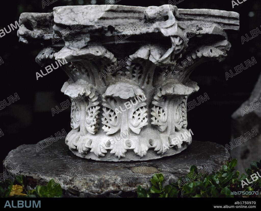 ARTE ROMANO. Detalle de un CAPITEL CORINTIO realizado en tufo, el material más usado en época romana. Destacan las dos capas de hojas de acanto. Patio del Museo Arqueológico. ESTAMBUL. TURQUIA.