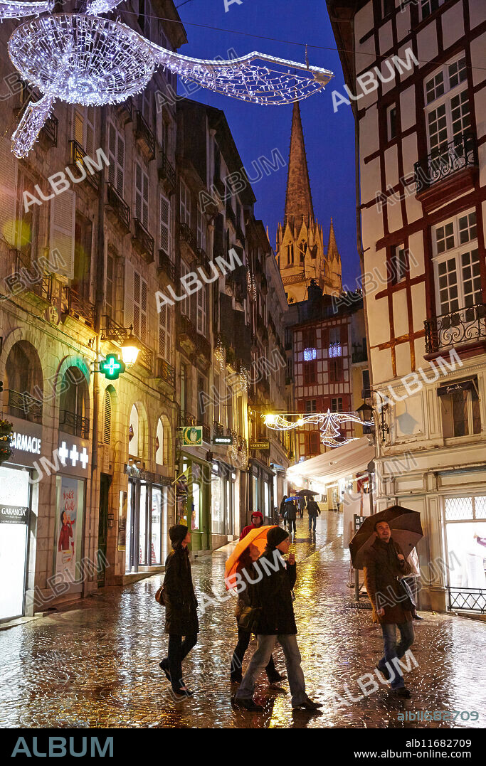 Rain, Christmas decoration, Sainte-Marie Cathedral, Bayonne, Aquitaine, Pyrénées-Atlantiques, Basque country, 64, France.