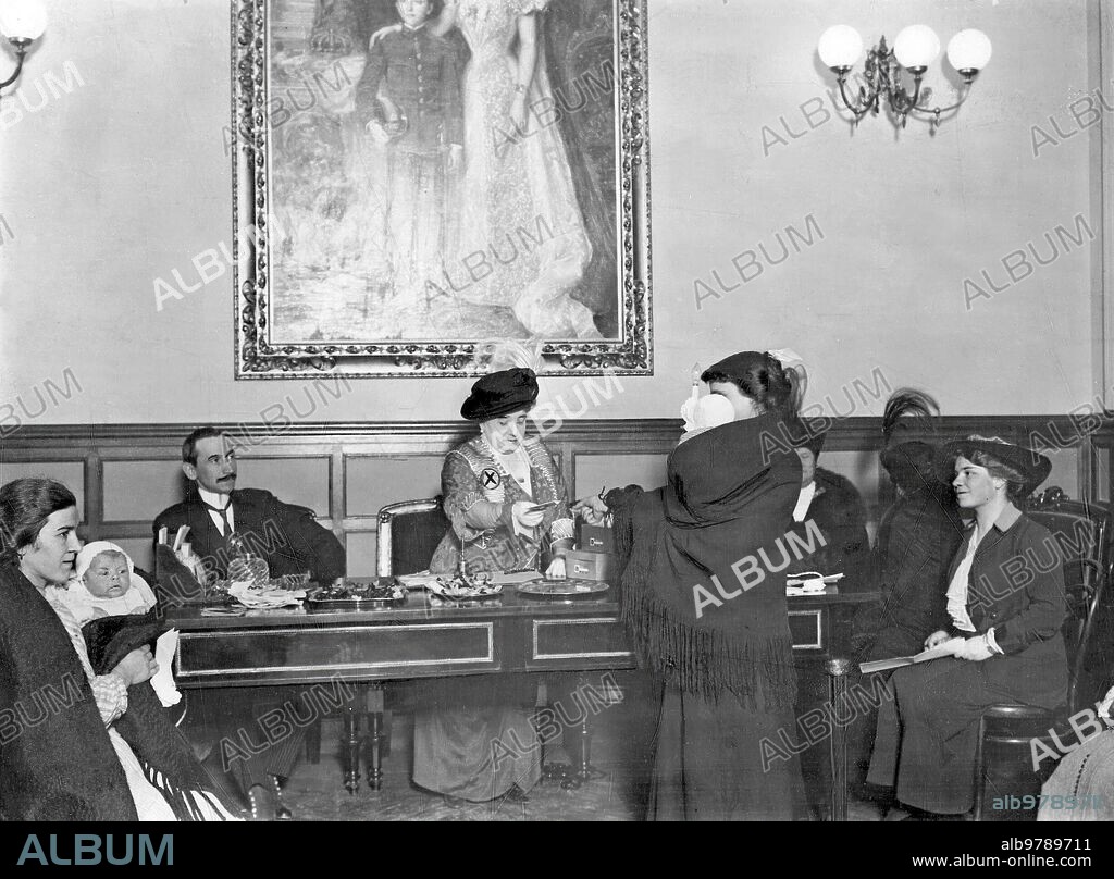 Noviembre 1913. Reparto de Premios en la Ayuntamiento. La Señora condesa de Bugallal (X), Entregando los Premios del comité femenino de higiene Popular, con asistencia del Alcalde, Sr. vizconde de Eza.