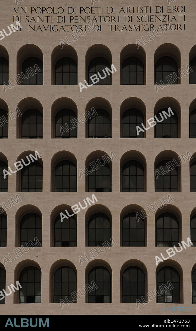MARCELLO PIACENTINI. ARTE SIGLO XX. ITALIA. PALACIO DE LA CIVILIZACION ITALIANA. Construído entre 1938 y 1943 para la Exposición Universal de Roma de 1942. Obra de los arquitectos Giovanni Guerrini, Bruno La Padula y Mario Romano. Vista parcial del exterior. Distrito EUR. ROMA.