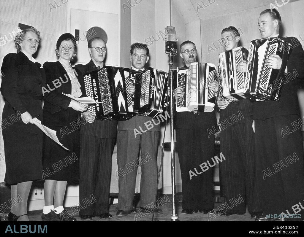 Orig. bildtext... MED DRAGSPELET I HÖGSÄTET 8/2 1943 fr.v. Duo Ja, Andrew Walter, Ragnar Sundquist, Carl Jularbo, Axel Jacobsson, Bertil Månsson Anm. CD681 persons: BERTIL MÅNSSON;AXEL JACOBSSON;CARL JULARBO;RAGNAR SUNDQUIST;ANDREW WALTER;DUO JA sites: SVERIGE.
