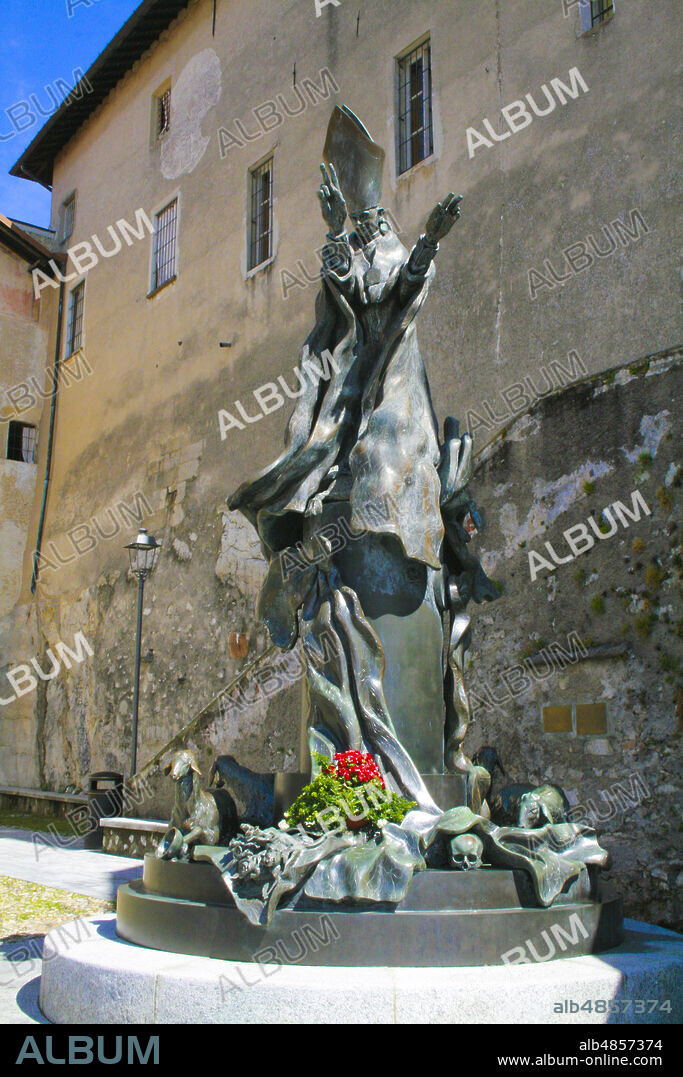 Varese, Lombardy, Italy, Europe. Sacro Monte di Varese (Sacred Mount of Varese), UNESCO World Heritage site. Santuario Santa Maria del Monte, Pope Paul VI square. The statue in bronze was realizaed by the italian sculptor Floriano Bodini in 1986.