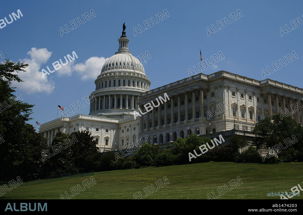 ESTADOS UNIDOS. WASHINGTON D. C. Vista de EL CAPITOLIO, edificio de estilo neoclásico construido por W. THORNTON y continuado posteriormente por Ch. BULFINCH y C. HADLIED. Alberga los salones de sesiones del Senado y de la Cámara de Representantes. La cúpula es obra de T. WALTER (1854-1865). Distrito Federal de Columbia.