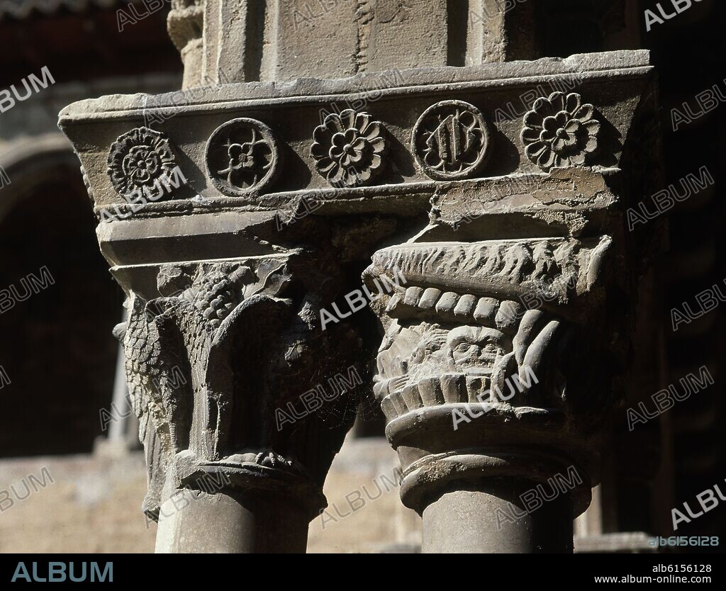 CAPITEL MOZARABE DE TIPO CALIFAL DEL MONASTERIO DE RIPOLL - SIGLO XII/XIII.
