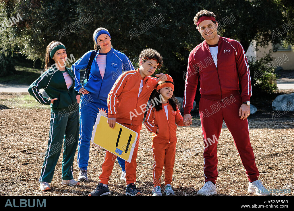EDGAR RAMIREZ, JENNA ORTEGA y JENNIFER GARNER en EL DIA DEL SI, 2021 (YES DAY), dirigida por MIGUEL ARTETA. Copyright WALDEN MEDIA.