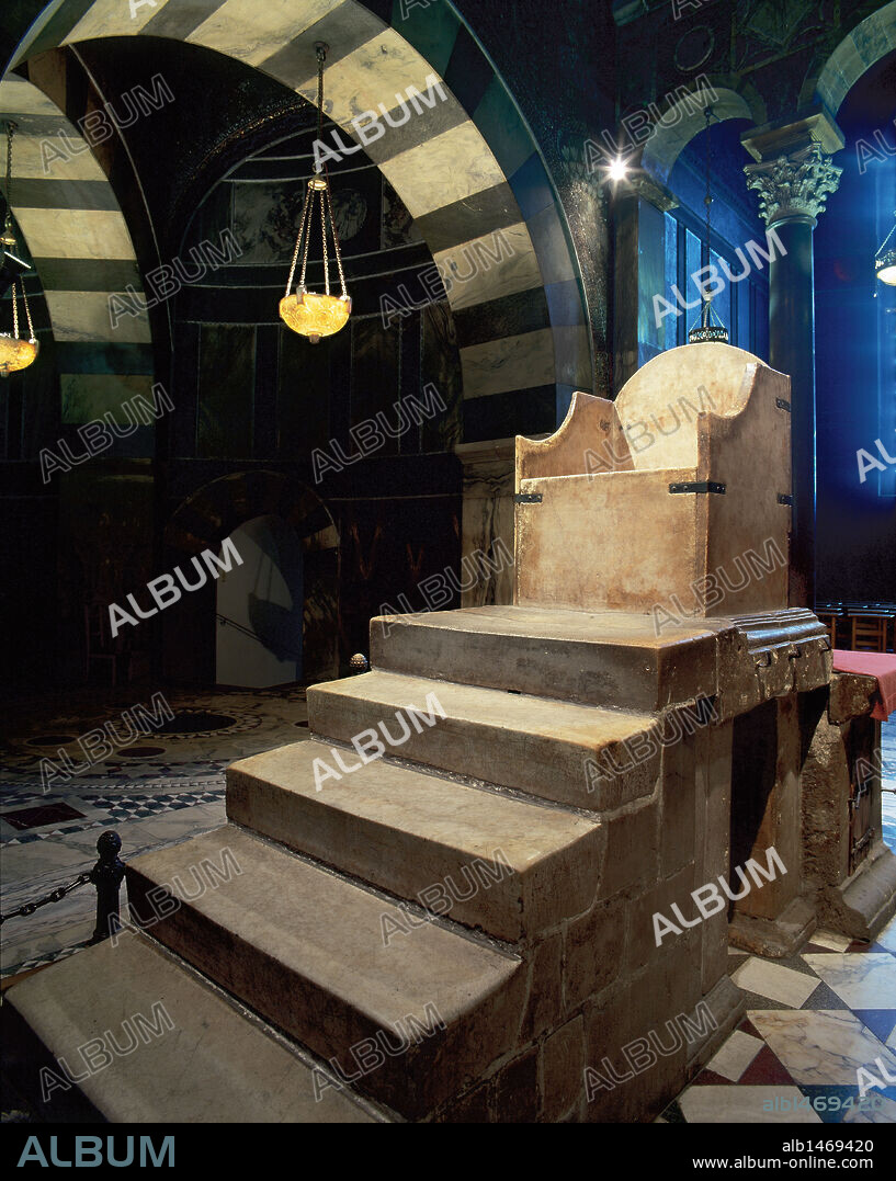 ARTE CAROLINGIO. ALEMANIA. PERENNIDAD DEL TRONO IMPERIAL, conocido popularmente como TRONO DE CARLOMAGNO. Realizado en mármol, pasaba por ser una réplica del de Salomón. Situado sobre una tribuna de seis peldaños, en él se celebraban ceremonias de coronación (936-1165) Ubicado en la zona oeste del la galería superior. CAPILLA PALATINA. AQUISGRAN. Nordrhein-Westfalen.