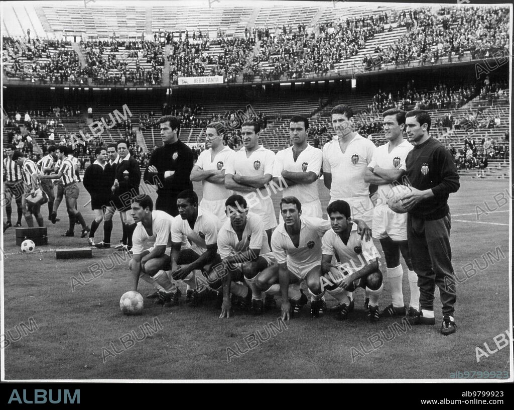 Octubre 1966. Equipo del Valencia club de fútbol en la inauguración del estadio Manzanares (actual estadio Vicente Calderón), donde Disputó un partido contra el atlético de Madrid, que Terminó con un empate A 1.