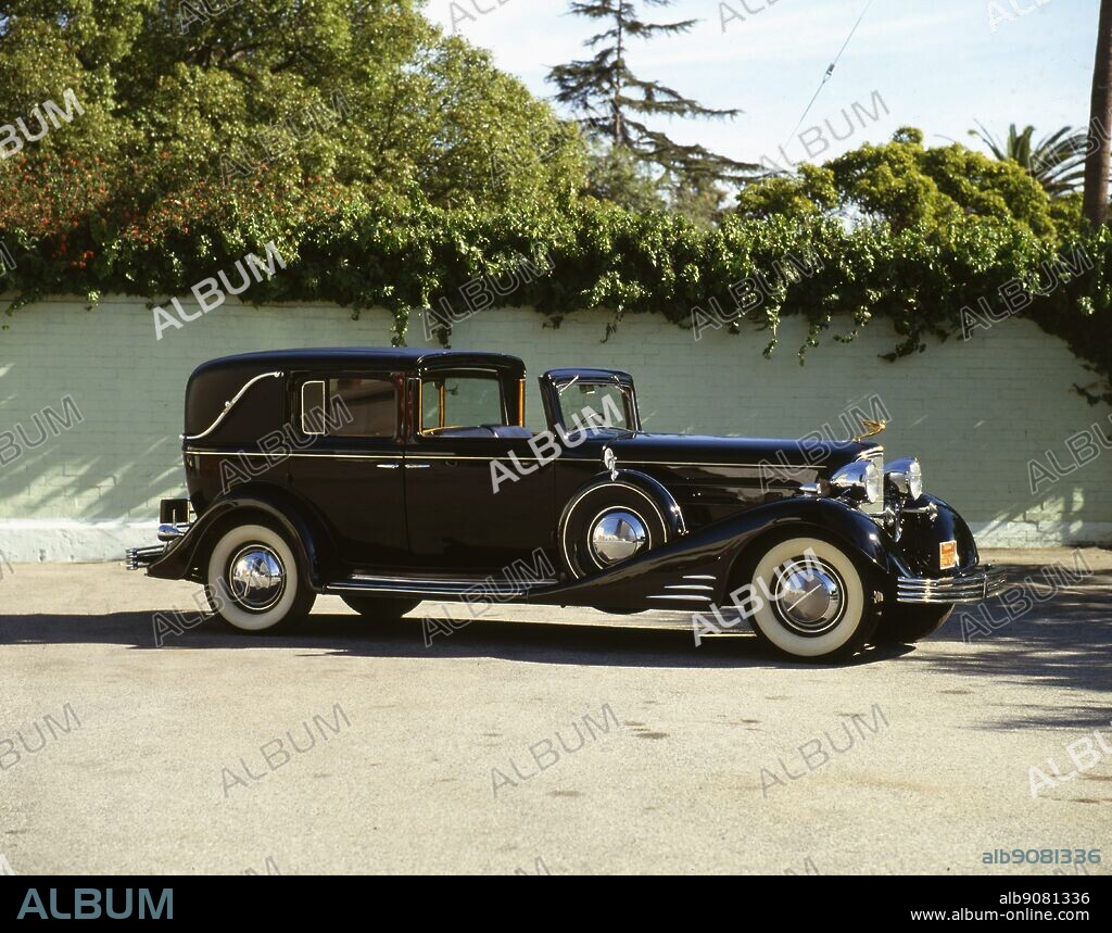 Transport Road 1933. Cadillac V16. ©TopFoto.