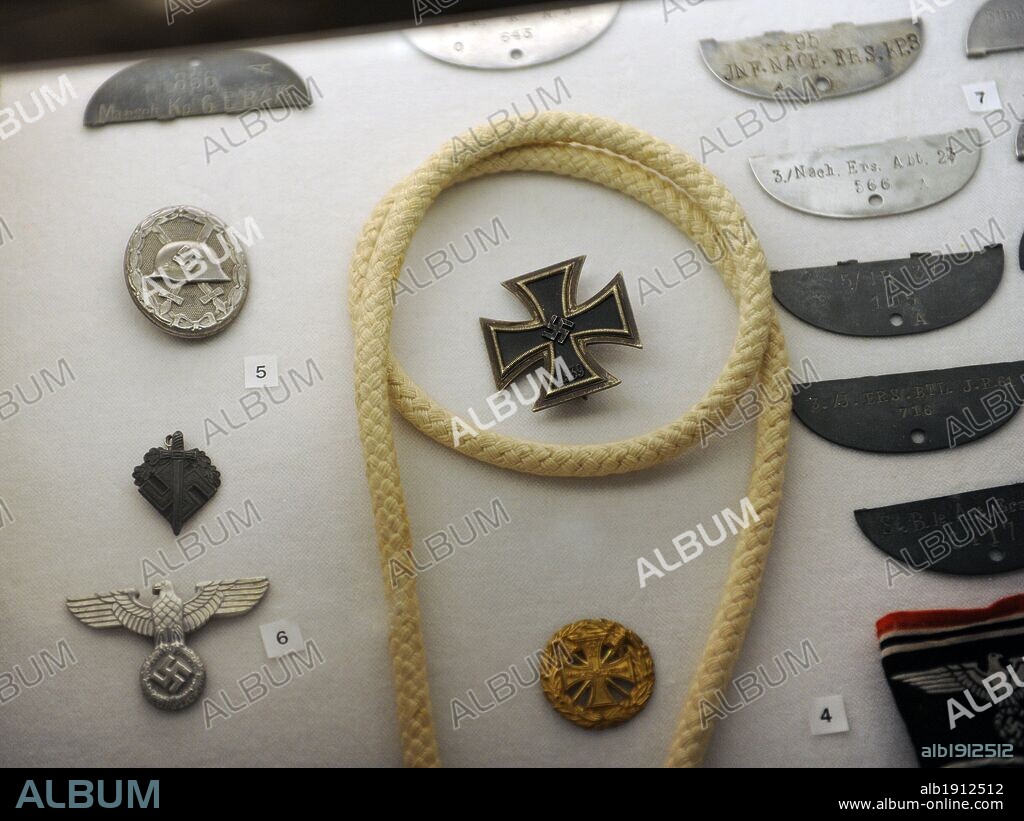 HISTORIA. ALEMANIA NAZI. INSIGNIAS de las fuerzas armadas de la Wehrmacht, de las fuerzas aéreas alemanas de la Luftwaffe y de la milicia nacional alemana, creada en 1944, la Volkssturm. Propiedad de MhK. Museo de la Fábrica de Schindler. Cracovia. Polonia. Europa.