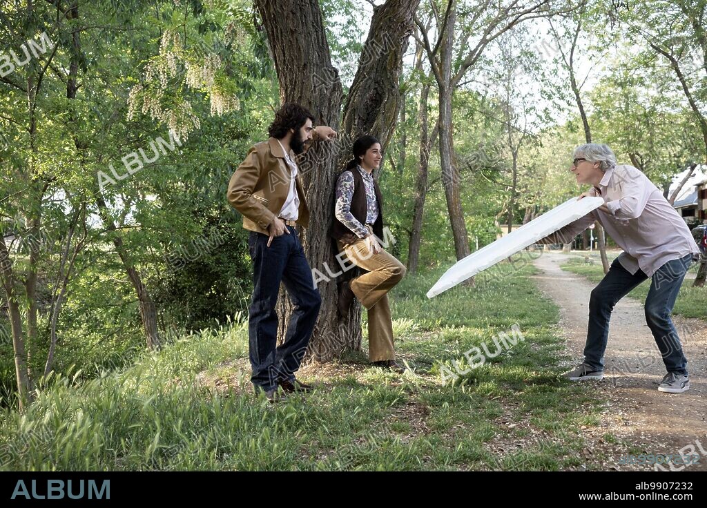 CAROLINA YUSTE, DAVID TRUEBA and DAVID VERDAGUER in JOKES & CIGARETTES (SABEN AQUELL), directed by DAVID TRUEBA. Copyright Atresmedia Cine Atresmedia HBO Max Ikiru Films Institut Català de les Empreses Culturals (ICEC) Movistar+ Televisió de Catalunya (TV3) Terraza Films, La.