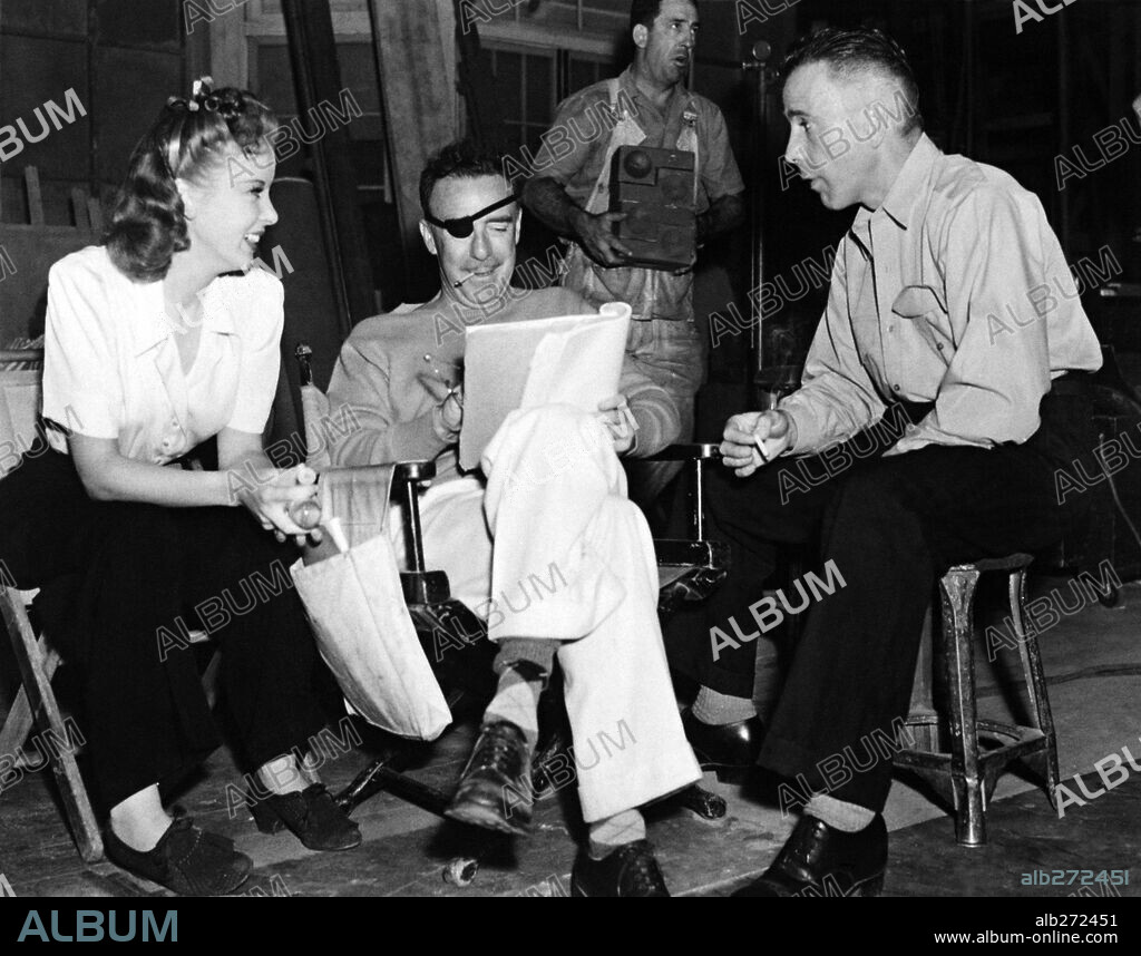 HUMPHREY BOGART, IDA LUPINO and RAOUL WALSH in HIGH SIERRA, 1941, directed by RAOUL WALSH. Copyright WARNER BROS/FIRST NATIONAL.