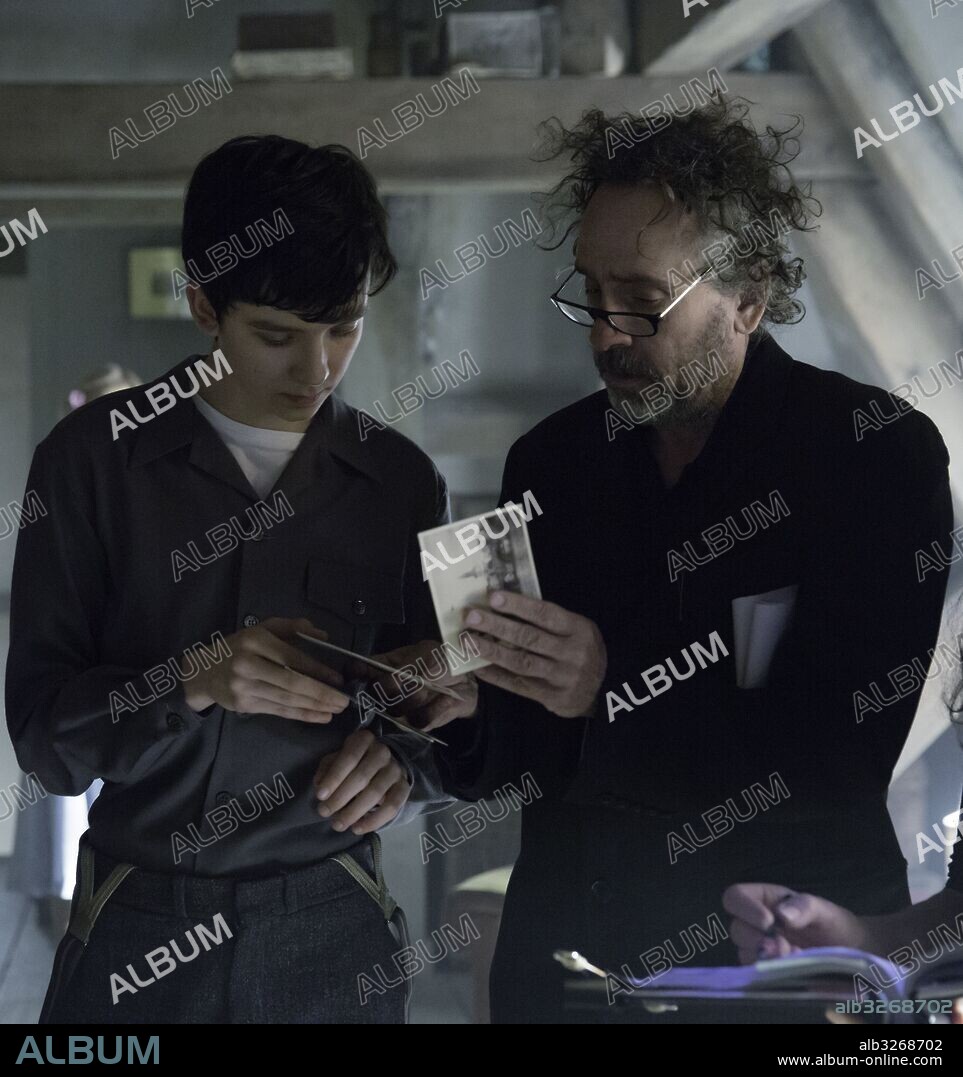 FINLAY MACMILLAN and TIM BURTON in MISS PEREGRINE'S HOME FOR PECULIAR CHILDREN, 2016, directed by TIM BURTON. Copyright CHERNIN ENTERTAINEMENT/ ST. PETERSBURG CLEARWATER FILM COMMI.