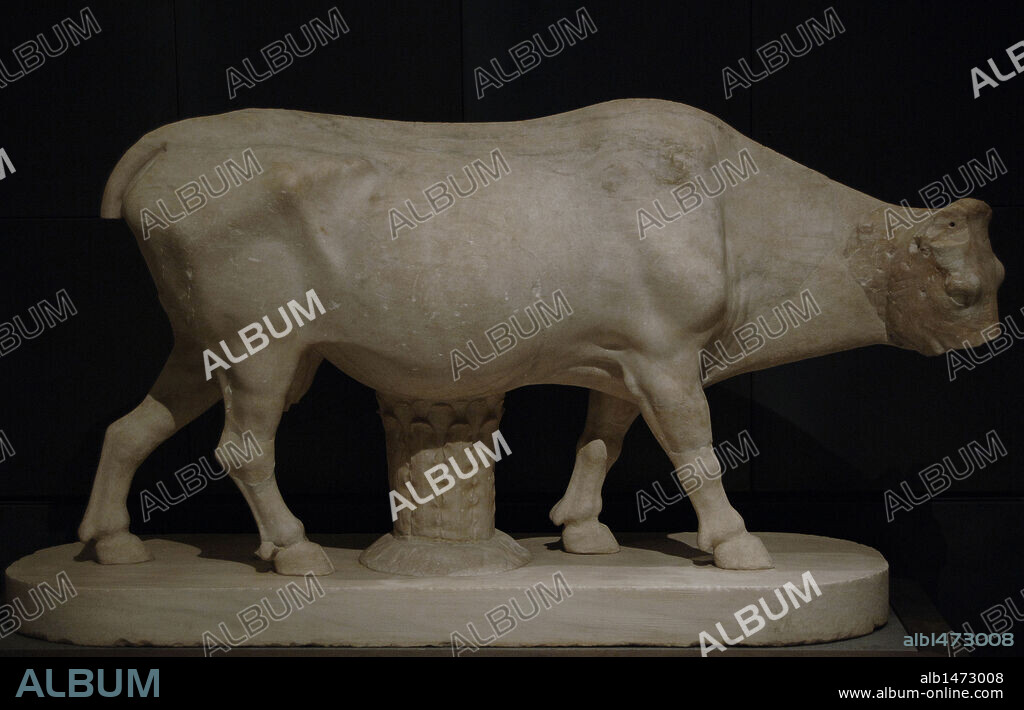 ARTE ROMANO. ITALIA. ESCULTURA DE UNA VACA. Copia de un bronce de Mirón (460-440 a. C.). Mármol pentélico. Museos Capitolinos. Roma.