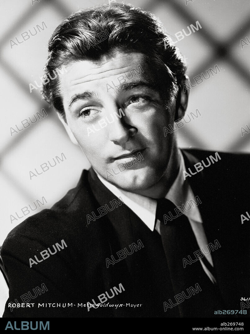 ROBERT MITCHUM.  1946