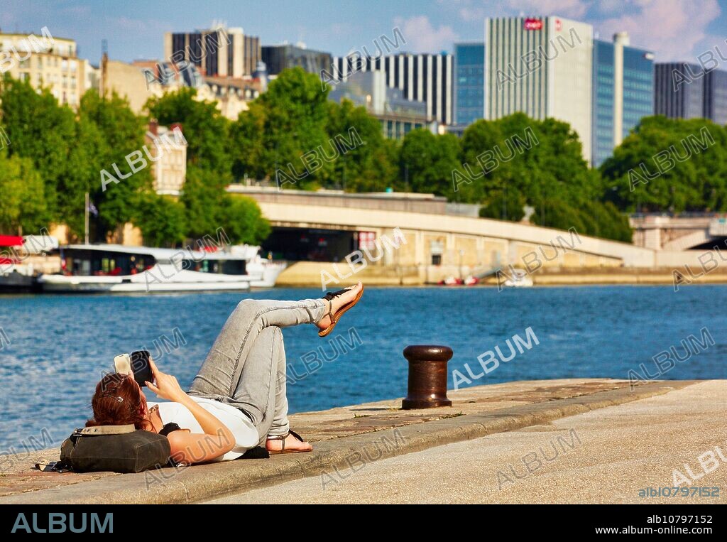 Jardin Tino Rossi. Quai Saint Bernard. Seine River. Paris. France. Europe.